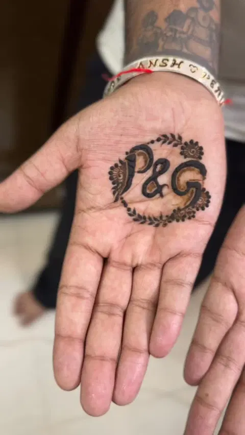 aesthetic simple finger mehndi design