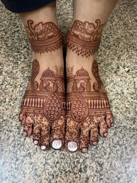 figure foot mehndi design