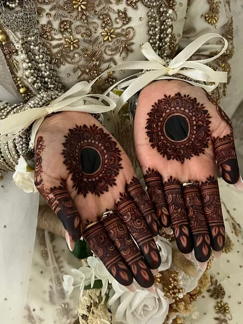aesthetic arabic circle finger mehndi design