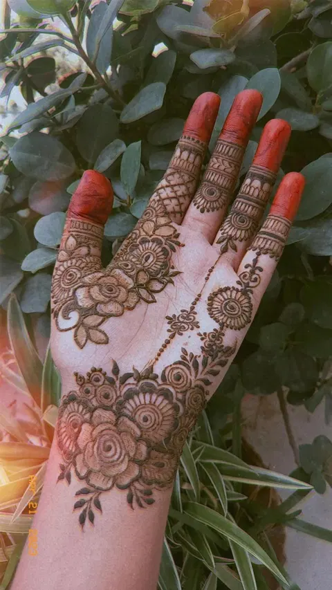 aesthetic arabic circle front hand mehndi design
