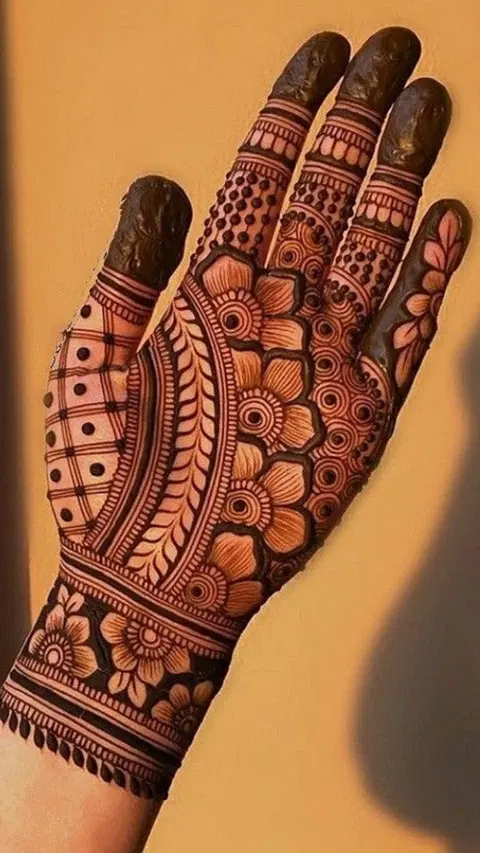 indian stylish moon front hand mehndi design