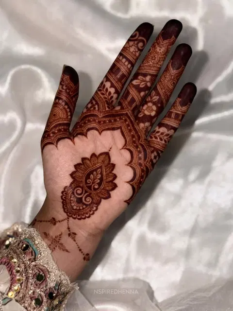 aesthetic bridal jaal front hand mehndi design