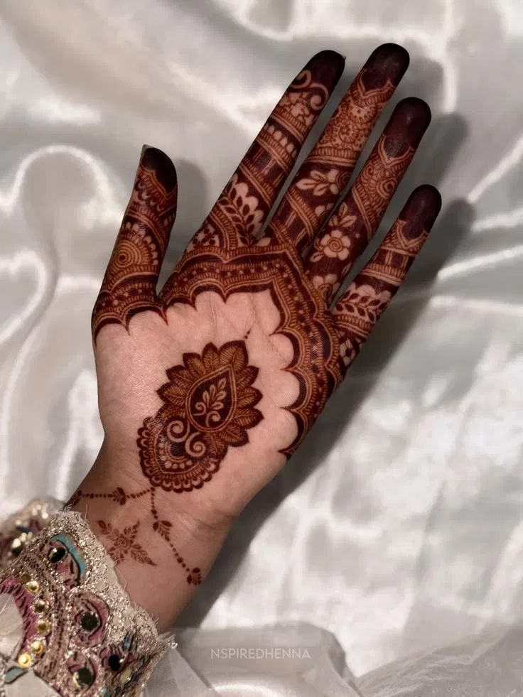 Aesthetic Bridal Front Hand Mehndi Design with Jaal and Moon