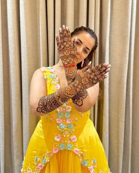 bridal back hand mehndi design