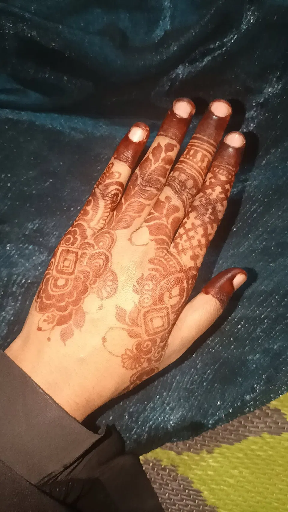 Arabic Back Hand Mehndi Design with Flowers for Eid