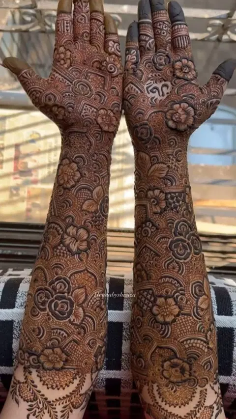 aesthetic bridal figure back hand mehndi design