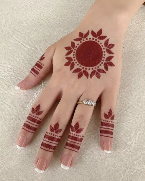 simple stylish circle finger mehndi design