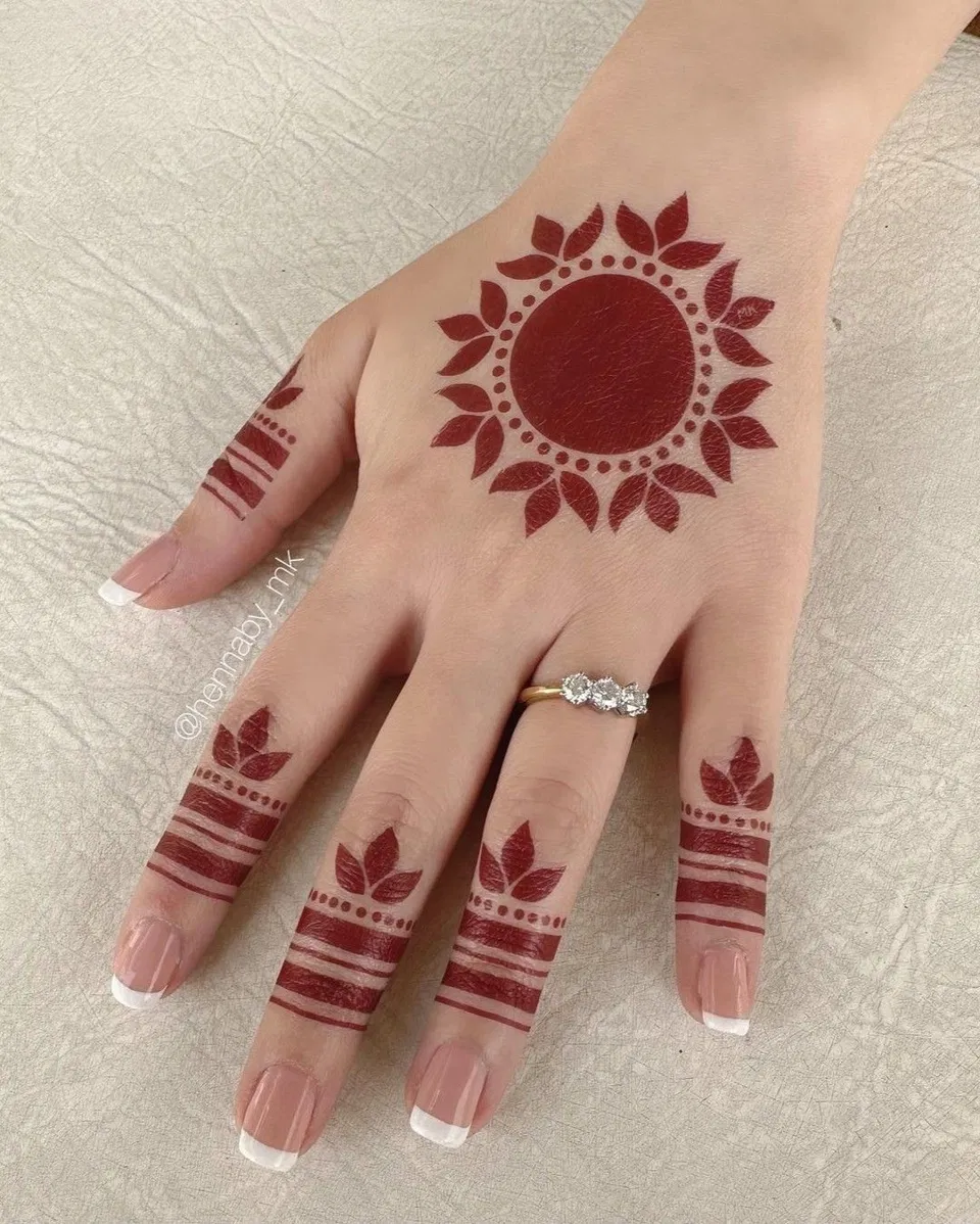 Simple Stylish Finger Mehndi Design with Gol Tikki, Flowers and Jaal (2)
