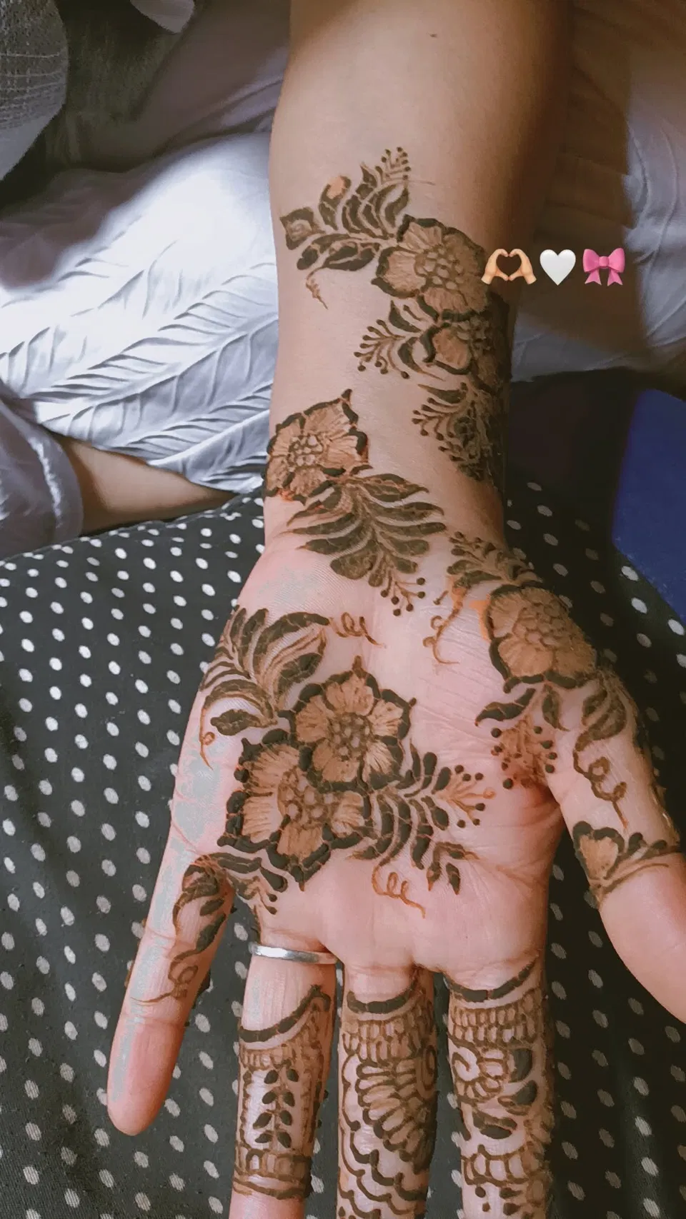 Arabic Front Hand Mehndi Design with Flowers (3)