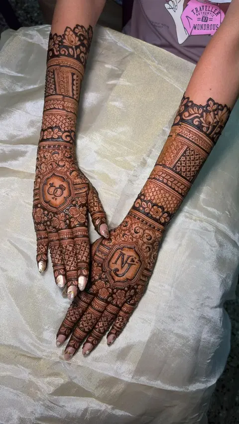 bridal stylish figure back hand mehndi design