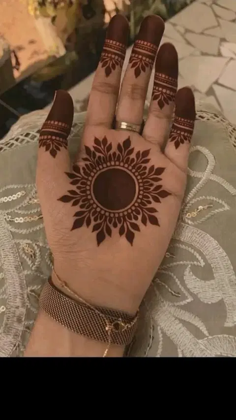 aesthetic arabic circle finger mehndi design