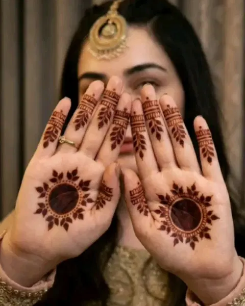aesthetic minimal circle finger mehndi design