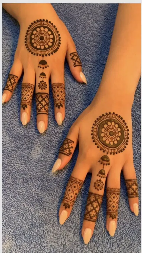 aesthetic simple circle back hand mehndi design