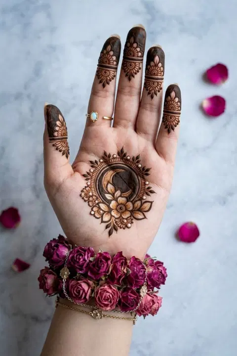 aesthetic arabic circle finger mehndi design