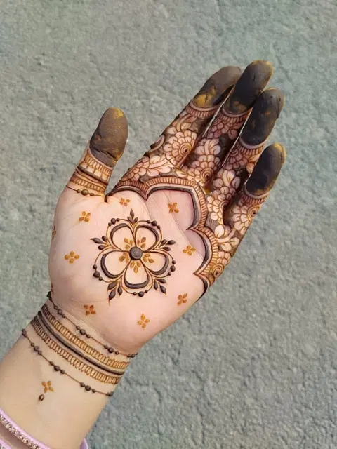 aesthetic dubai circle front hand mehndi design