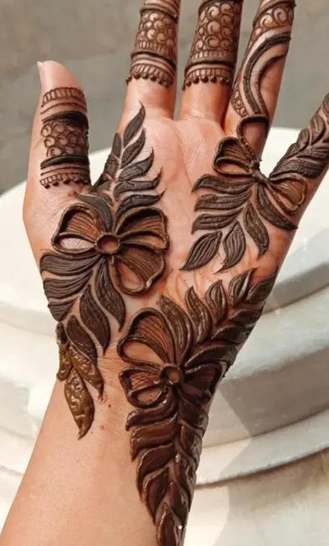 aesthetic arabic flower front hand mehndi design
