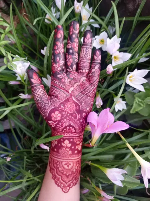 jaal front hand mehndi design