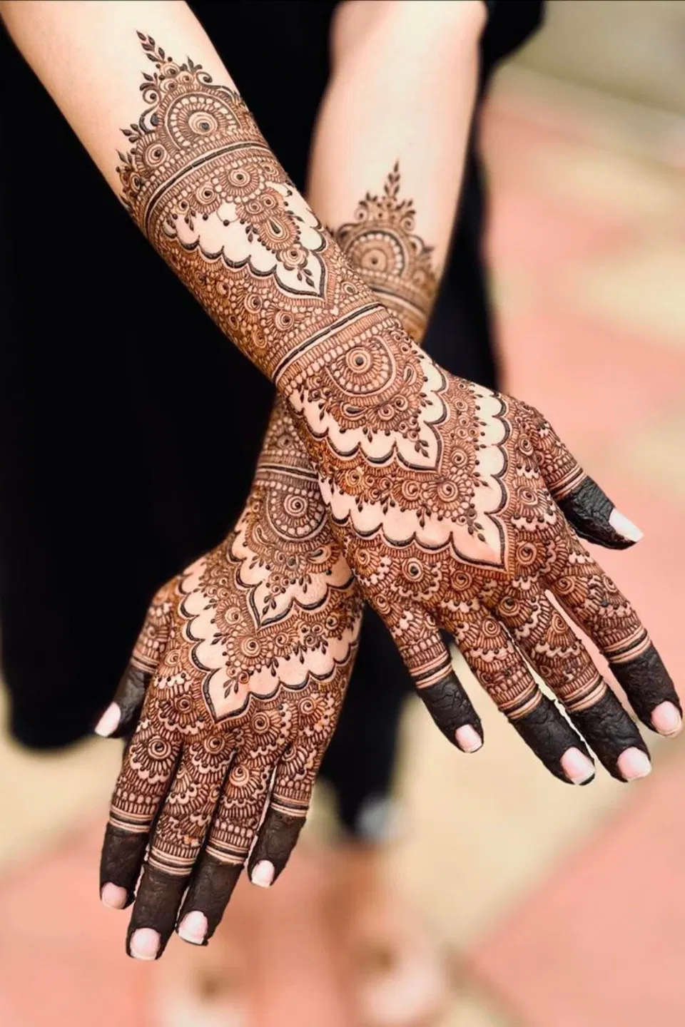 Bridal Stylish Back Hand Mehndi Design with Figures for Engagement