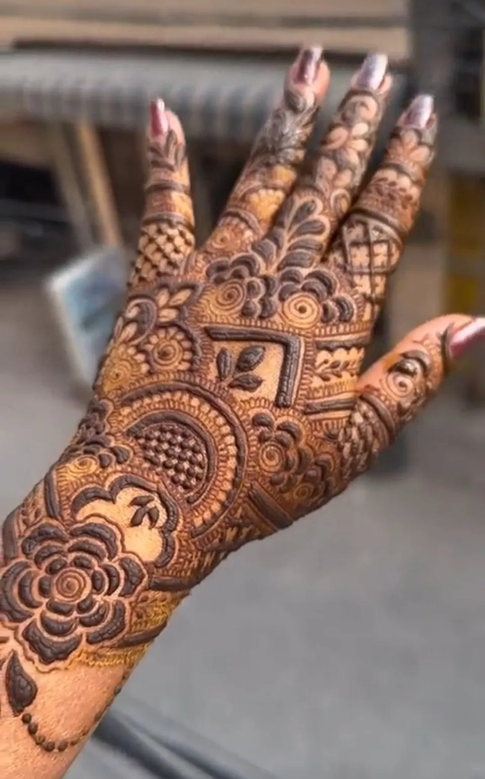 Aesthetic Arabic Back Hand Mehndi Design (33)
