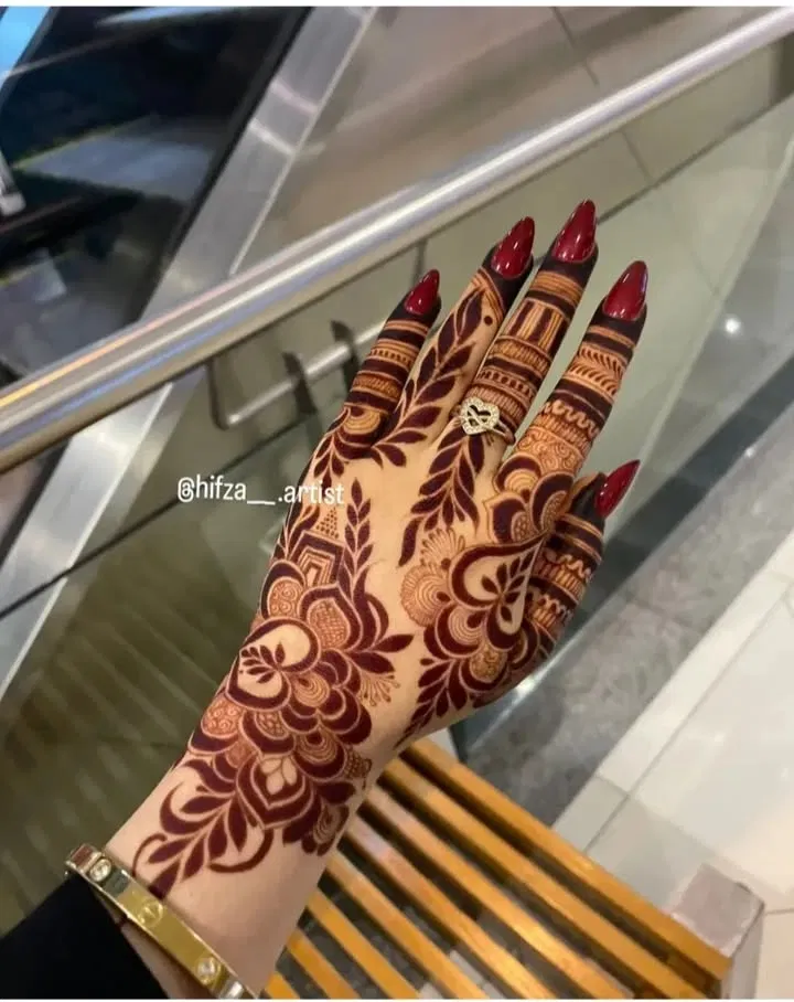 Aesthetic Arabic Back Hand Mehndi Design with Flowers (17)