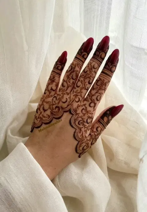 aesthetic arabic back hand mehndi design