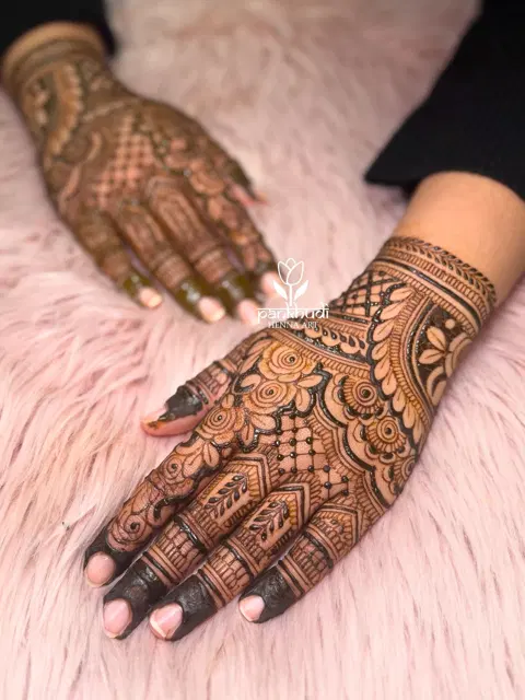 aesthetic arabic back hand mehndi design