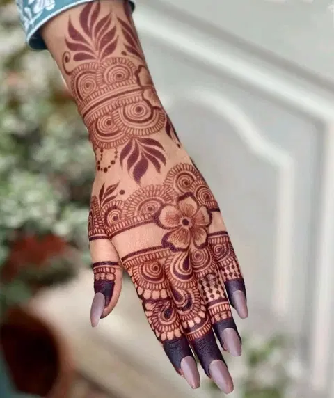 aesthetic arabic back hand mehndi design