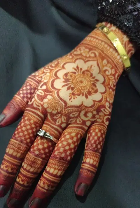 aesthetic bridal circle back hand mehndi design