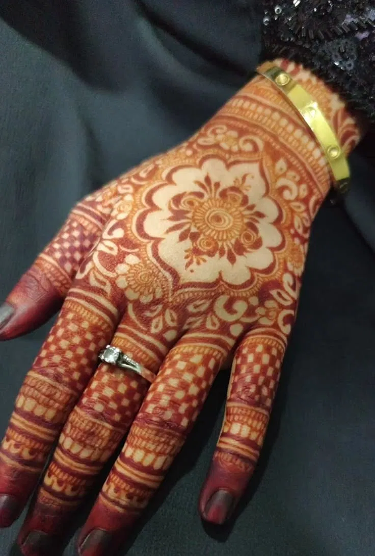 Aesthetic Bridal Back Hand Mehndi Design with Gol Tikki (12)