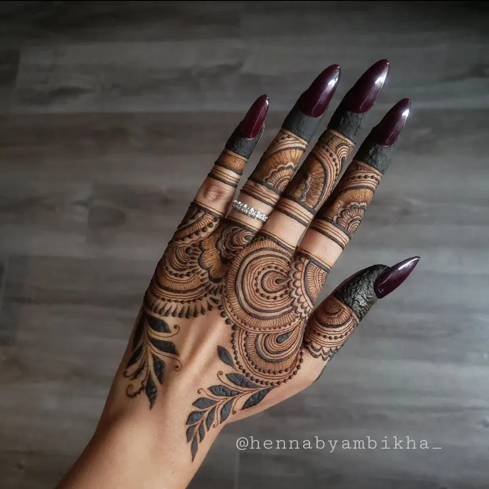 Aesthetic Arabic Back Hand Mehndi Design for Eid (17)