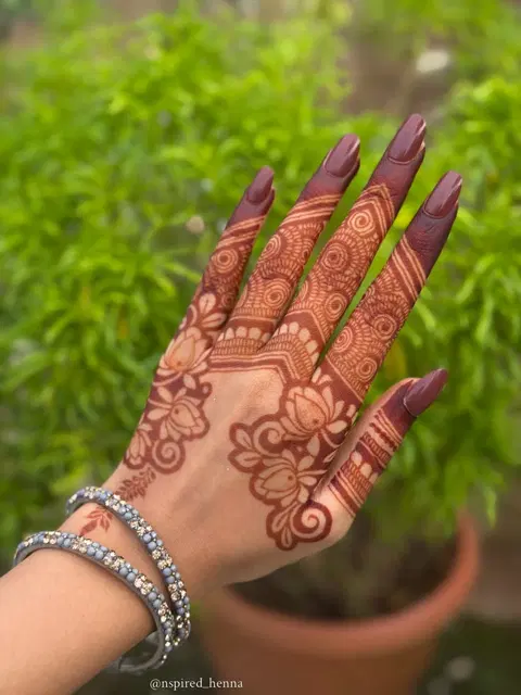 aesthetic arabic circle back hand mehndi design