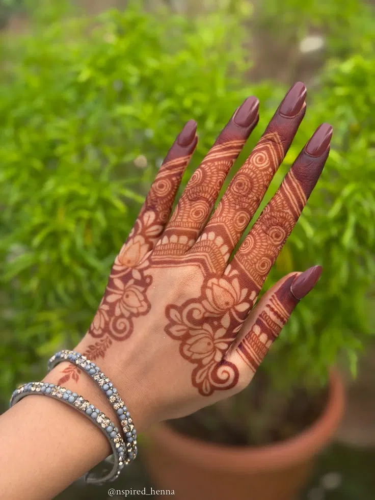 Aesthetic Arabic Back Hand Mehndi Design with Gol Tikki (34)