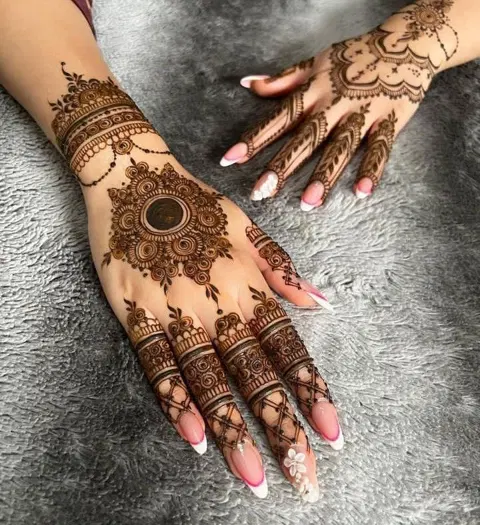 aesthetic bridal circle back hand mehndi design