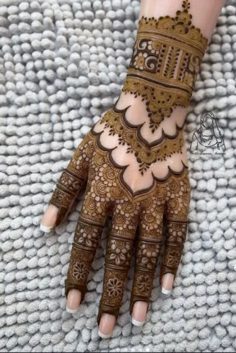 Aesthetic Bridal Back Hand Mehndi Design with Figures (2)