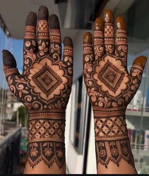 aesthetic arabic front hand mehndi design