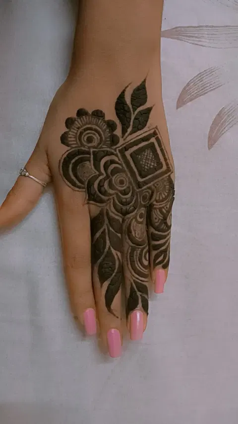 aesthetic arabic back hand mehndi design