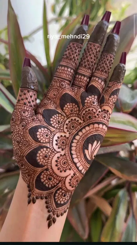 aesthetic arabic circle finger mehndi design
