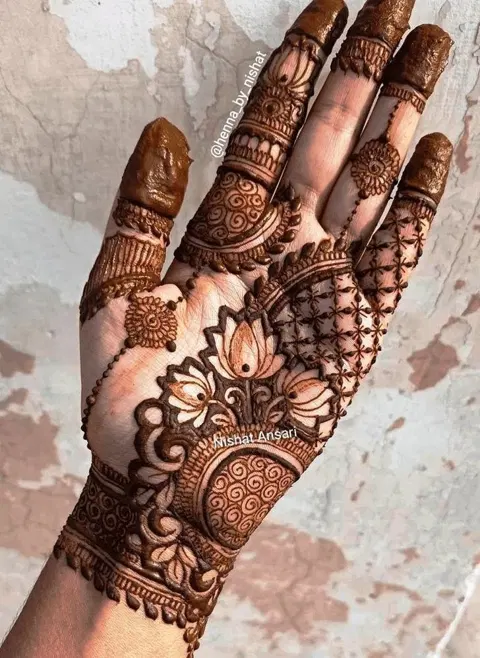 aesthetic arabic bel front hand mehndi design