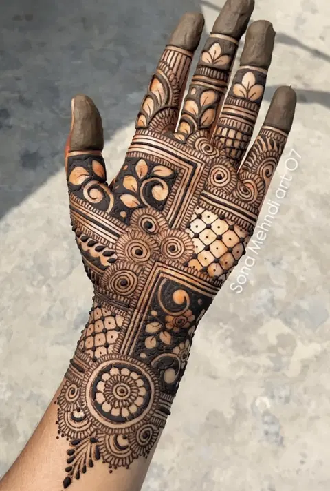 aesthetic royal bel front hand mehndi design