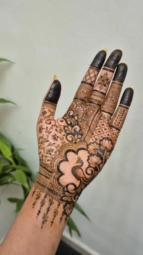 aesthetic arabic circle finger mehndi design
