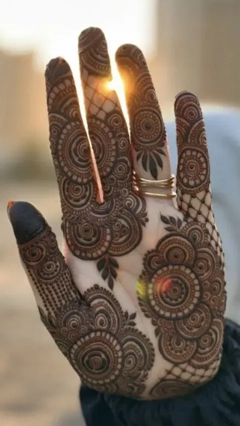 aesthetic arabic circle finger mehndi design