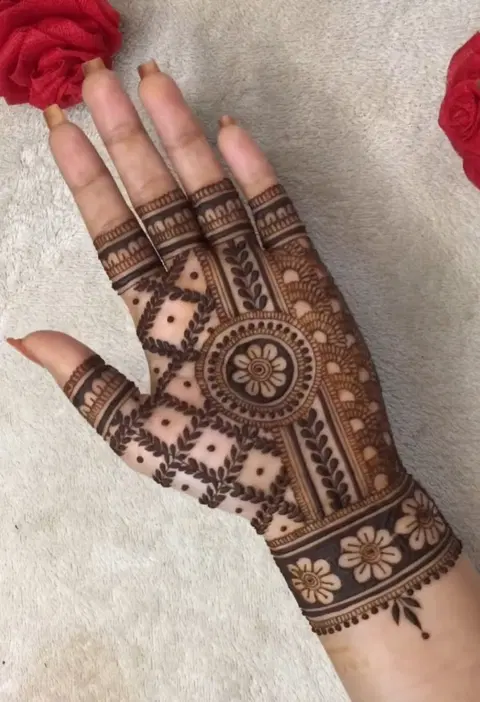 aesthetic circle front hand mehndi design