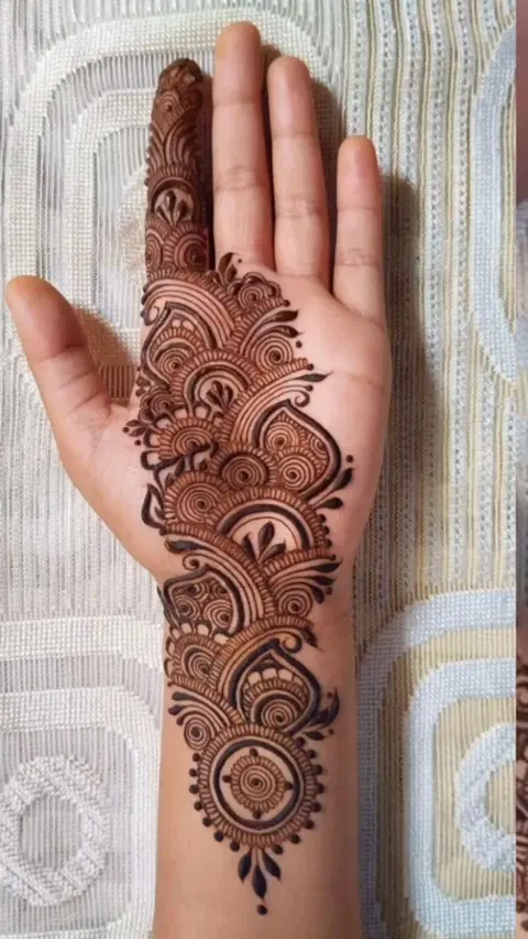 aesthetic arabic bel front hand mehndi design