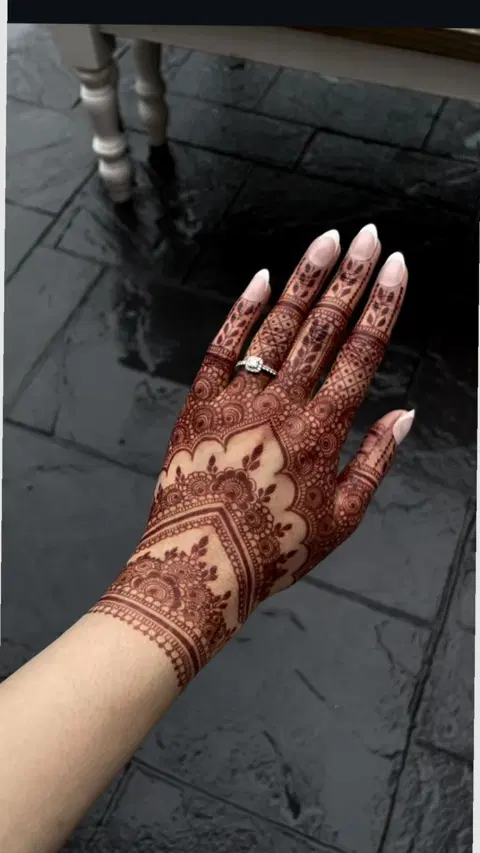 aesthetic arabic back hand mehndi design