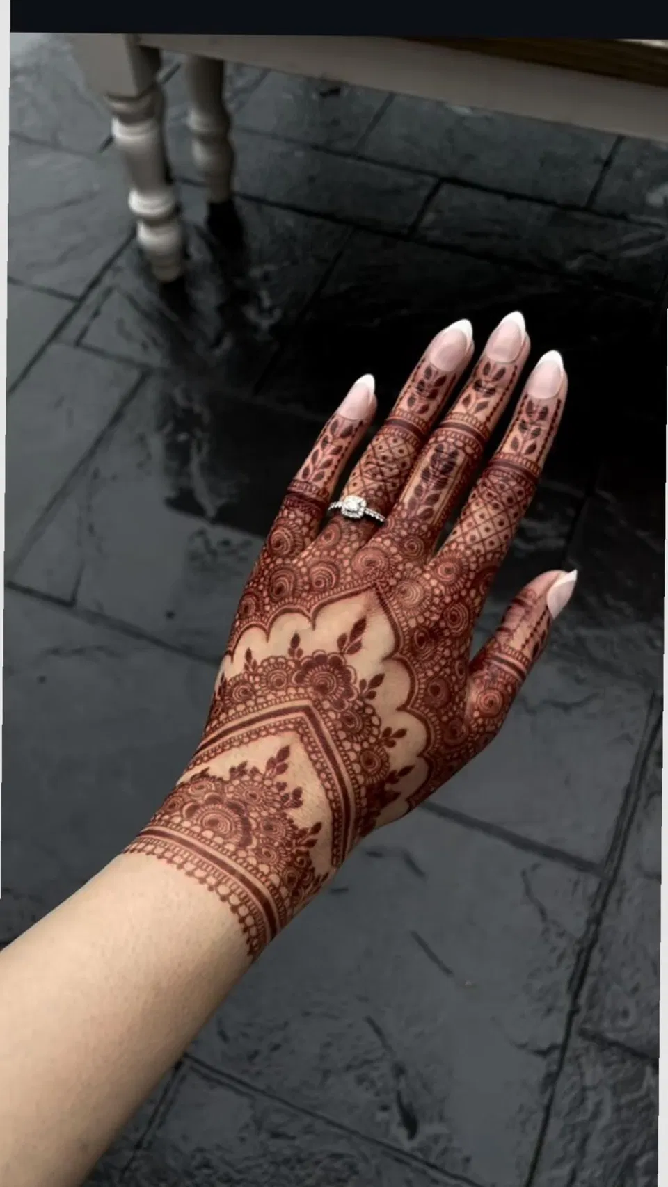 Aesthetic Arabic Back Hand Mehndi Design for Diwali (5)