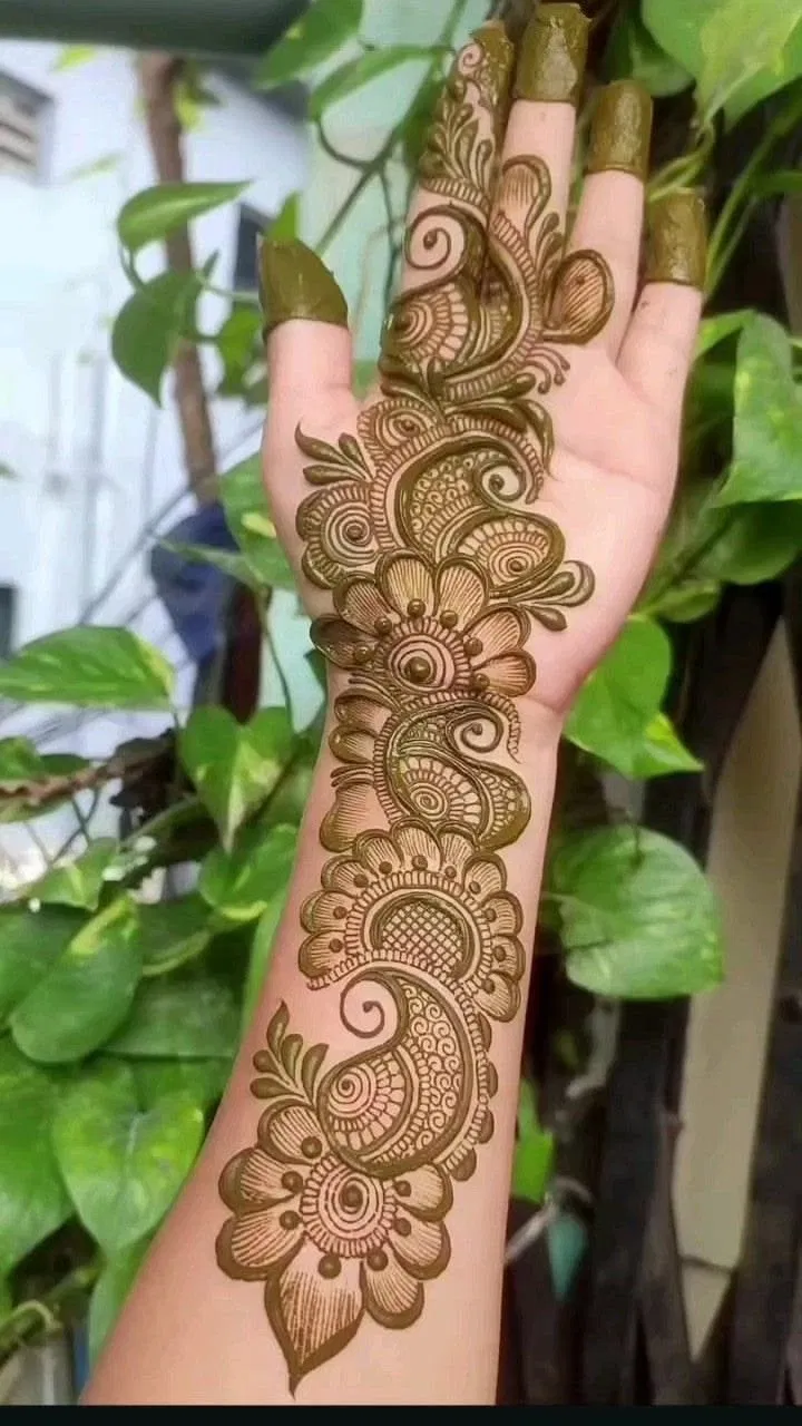 Arabic Simple Back Hand Mehndi Design with Bel and Gol Tikki