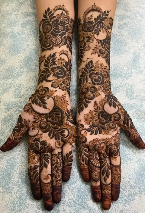 aesthetic arabic circle back hand mehndi design