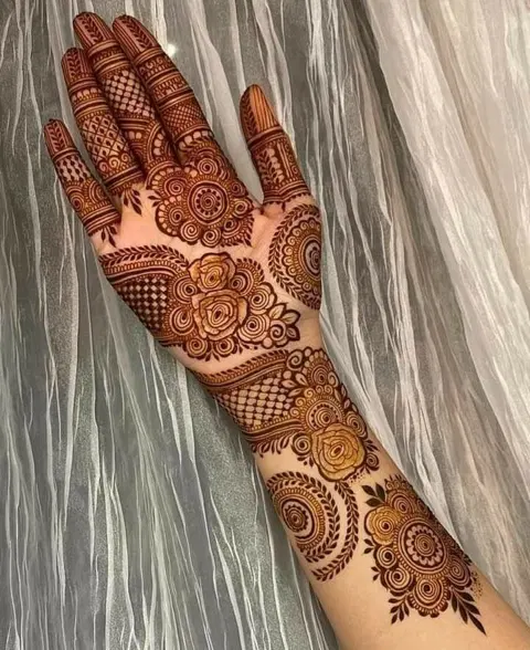 aesthetic arabic front hand mehndi design