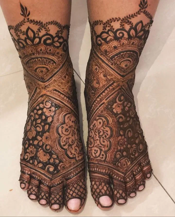 Bridal Foot Mehndi Design with Figures