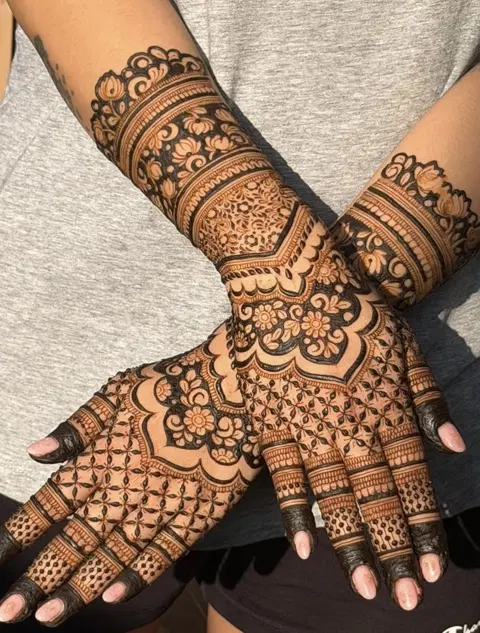 bridal stylish back hand mehndi design